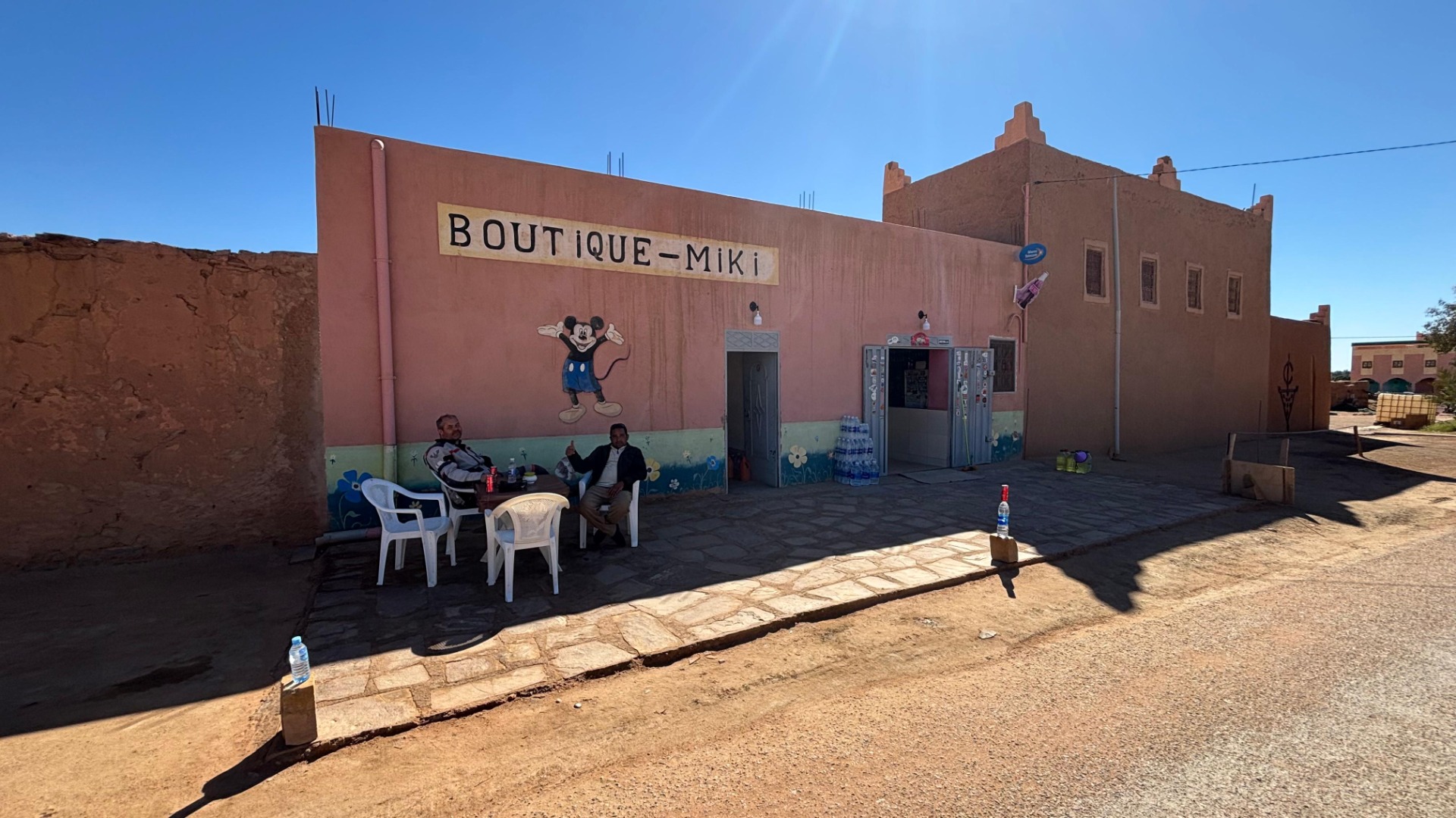 Sidi Ali, obchod se vším, co tě napadne, majitel pod Mickeym. U velkých dveří čerpací stanice